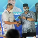 dr. Asluchul Alif menerima penghargaan dari Koordinator Forkom Jurnalis Nahdliyin (FJN) Muhamad Didi Rosadi. foto: ist.