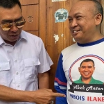 Calon Wali Kota Malang nomor urut 3, Abah Anton, saat mendapati kaos kampanye pada 2013.