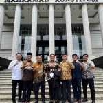 Tim hukum KPU dan Khofifah-Emil foto bersama di depan Gedung Mahkamah Konstitusi, Jumat (17/1/2025). Foto: bangsaonline