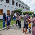 Anggota Polwan Polres Ngawi saat mengamankan lokasi wisata Benteng Pendem Ngawi 