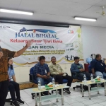 Public Affair and License Manager PT Tjiwi Kimia Tbk, Beny Haryawan, saat memberi sambutan di Halal Bihalal bareng wartawan.
