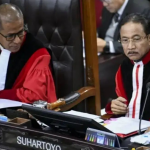 Ketua Mahkamah Konstitusi (MK) Suhartoyo (kanan) bersama Wakil Ketua MK Saldi Isra memimpin sidang pengucapan putusan perkara dilanjutkan atau tidak (dismissal) sengketa Pilkada 2024