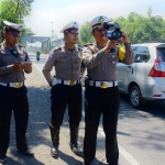 Para petugas Polantas Blitar mengecek kecepatan kendaraan menggunakan Speed Gun.