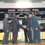 Pimpinan DPRD beserta Bupati Tuban berjabat tangan usai Rapat Paripurna Penyampaian Rekomendasi LKPJ Bupati Tuban. foto: BANGSAONLINE/ suwandi