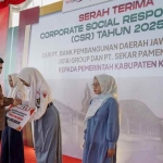 Bupati Kediri Hanindito Himawan Pramana saat menyerahkan bantuan. (Ist)