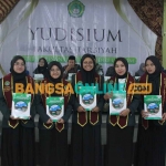 5 mahasiswa dari Fakultas Tarbiyah IKHAC Mojokerto yang menerima penghargaan. Foto: DEDEN DAUD SURAHMAN/BANGSAONLINE
