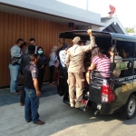 Petugas Satpol PP Kota Kediri saat mengangkut mereka yang terjaring Operasi Yustisi ke Mako Satpol PP. (foto: ist).