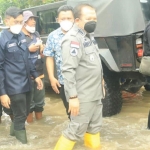 Bupati Jember, Hendy Siswanto, saat meninjau banjir di Kecamatan Sumberbaru.
