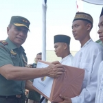 Pangdam V Brawijaya Mayjend TNI R Wisnoe Prasetyo Boedi saat memberikan santunan anak yatim. foto: SOFFAN/ BANGSAONLINE