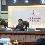 Narasumber workshop, Suko Widodo (tengah), dan Kepala Diskominfo Kota Kediri, Apip Permana (kiri). Foto: Ist.