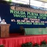 Menteri Sosial RI, Khofifah Indar Parawansa saat memberikan sambutan atas nama wali santri di acara Wisuda Purna Siswa Yayasan Hasyim Asy