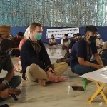Brown Zachary dan empat mualaf saat proses ikrar dua kalimat syahadat di Masjid Al-Akbar Surabaya, Jumat (9/10/2020). foto: mma/ bangsaonline.com