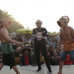 Bupati Achmad Fauzi (tengah) saat menyaksikan Festival Ojung di Kecamatan Batuputih Sumenep.