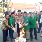 Suasana pemusnahan barang bukti narkoba dan miras di mapolrestabes Surabaya, kemarin.