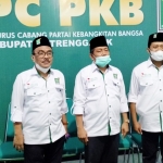 Kholiq (tengah), Ketua DPC PKB Kabupaten Trenggalek periode 2021-2026. foto: HERMAN/ BANGSAONLINE