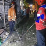 Petugas damkar saat menangkap ular kobra yang masuk ke rumah warga. 