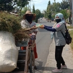 IWO PD Pamekasan membagikan nasi bungkus, masker, dan C1000 secara gratis kepada masyarakat Bumi Gerbang Salam di bilangan Jalan Raya Nyalabuh Pamekasan, Jumat (16/7/2021) pagi. (foto: ist)