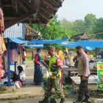 Anggota TNI dan Polri saat melakukan sosialisasi prokes di pasar tradisional.