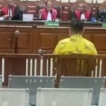 Sekda Gresik nonaktif Andhy Hendro Wijaya saat menjalani sidang di PN Tipikor Surabaya, Jumat (6/3). foto: ist.