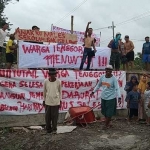 Warga Tenggor saat menggelar aksi demo di proyek jembatan yang tak kunjung rampung. Foto: Ist.