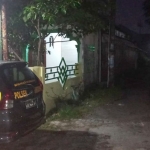 Rumah yang ditempati Gemar Bayakub, ibu Erwin, dibuat untuk menyimpan senjata rakitan. Tampak mobil petugas parkir di samping rumah terduga teroris di Dusun Bogem, Desa Kebonagung, Kecamatan Sukodono tersebut.