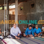 Aushaf Fajr Calon Wakil Bupati bersama Petani Desa Sonobekel, saat mendengarkan cara pembuatan Pupuk