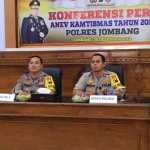 Kapolres Jombang AKBP Boby Pa’ludin Tambunan dan Wakapolres Kompol Budi Setiono saat gelar pers rilis.