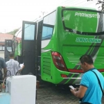 Kendaraan bus yang akan membawa para anggota dewan menuju pulau dewata saat parkir di halaman gedung DPRD Kota Kediri.