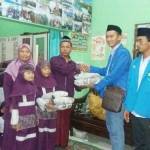 BERBAGI: Mahasiswa PMII Al Khoziny Sidoarjo saat baksos di Yayasan Al Kahfi, di Desa Kemiri Kecamatan Kota Sidoarjo, Kamis (16/6) petang. foto: istimewa