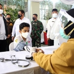 Wali Kota Eri bersama Kabinda Jatim Marsma TNI Rudy Iskandar serta Forkopimda Surabaya meninjau vaksinasi para pelajar.
