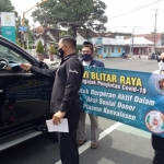 PWI Blitar Raya bersama Polres Blitar Kota menggelar aksi bagi masker sambil mengampanyekan donor plasma konvalesen. (foto: ist)