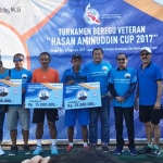 Ketua DPP Partai NasDem, Hasan Aminuddin (dua dari kanan) saat menutup turnamen tenis veteran Hasan Aminuddin Cup 2017 di lapangan tenis Kodam V Brawijaya. foto: DIDI ROSADI/ BANGSAONLINE