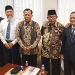 H. Imam Utomo, Drs. H. Rasiyo, Ir. Fatah Yasin, CEO RS Pura Raharja yang juga pendiri Perkumpulan Abdi Negara, M. Ishaq Jayabrata bersama manajemen RS Pura Raharja. Foto: Ist