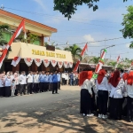 Para pedagang Pasar Baru Tuban bersama jajaran diskopumdag saat menggelar upacara Kemerdekaan RI ke-77.