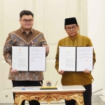 Bupati Kediri (kiri) bersama Gubernur DKI Jakarta usai menandatangani naskah kesepakatan bersama. 