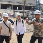 Wali Kota Abdullah Abu Bakar (kanan) didampingi Kepala DPUPR Endang Kartika dan tim dari kontraktor saat meninjau progress pembangunan Alun-Alun kota Kediri. Foto: Ist.