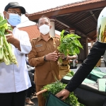 Gus Ipul meluncurkan Madinah Mart guna mengurangi kerumunan di pasar. (foto: ist)