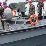Salah satu kapal yang digerakkan untuk membantu evakuasi korban KMP Lestari Maju.