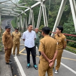 Kasatreskrim Polres Batu, AKP Joko Supriyanto, bersama jajaran DPUPR Provinsi Jatim saat melakukan survei di lokasi jembatan. (dok. Ist)