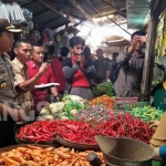 Kapolres Tuban AKBP Fadly Samad saat mengecek salah satu lapak yang ada di Pasar Baru. foto: GUNAWAN W/BANGSAONLINE