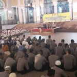 Acara tahlil dan doa bersama Polri-TNI di masjid Agung Tuban. foto: istimewa