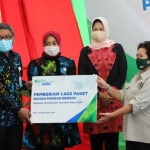 Deputi Direktur Wilayah Jatim, Dodo Suharto menyerahkan bantuan secara simbolis kepada Nurasmeidarani, HRD Manager JTP 2.