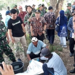 Pengendalian hama tikus dilakukan secara bersama di Desa Paji, Kecamatan Pucuk, Lamongan.