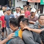 Pelaku saat dimassa oleh warga saat kepergok mencuri tas di Sidoarjo, Selasa (27/12/2022)