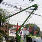 Pemasangan lampu pohon di Jalan Panglima Sudirman menggunakan crane. foto: SYUHUD/ BANGSAONLINE
