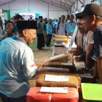 Bupati Situbondo saat melihat stan tembakau.