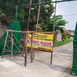 Salah satu akses masuk desa di Kecamatan Sumberejo Bojonegoro sementara ditutup pasca trend Covid-19 naik. foto: ist.