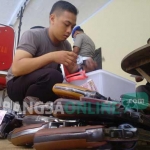Pemeriksaaan senjata api milik anggota Polres Pasuruan. foto HABIBIE/ BANGSAONLINE