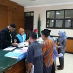 Tim kuasa hukum Pemkab Pacitan menyampaikan bukti di depan majelis hakim PTUN Surabaya.