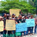 Warga warga saat demo di depan Mapolres Blitar Kota. foto: AKINA/ BANGSAONLINE